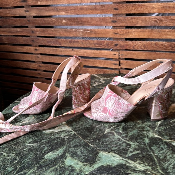 Nine West Tapestry block heels with ankle ties 8.5 comfortable! - Picture 4 of 9